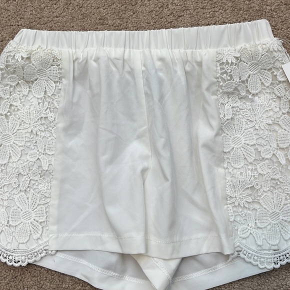 NWT Tobi White Crochet Floral Detail Stretch Waistband White Shorts Size Small - Picture 2 of 6